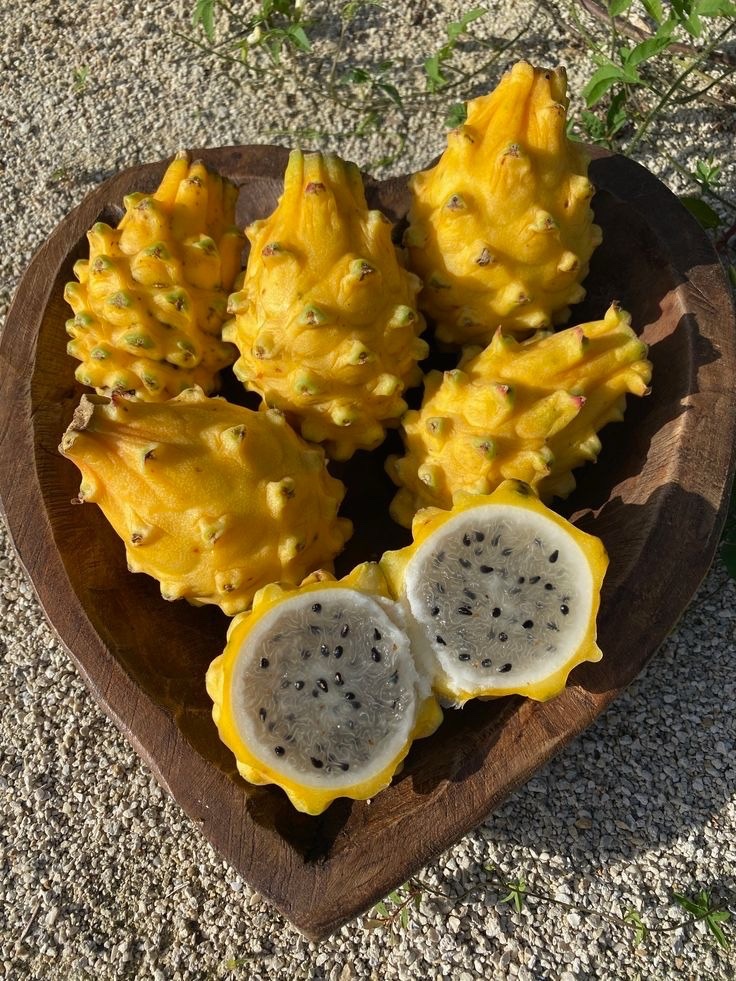 Buah Naga Kuning